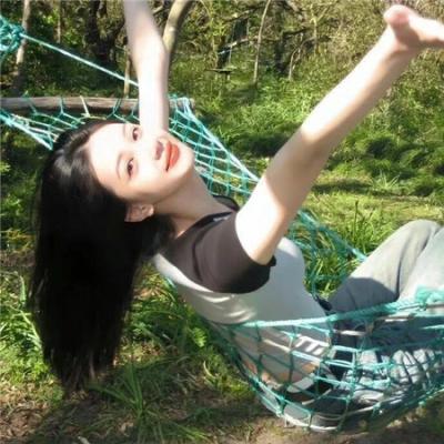 系红裤带的女人